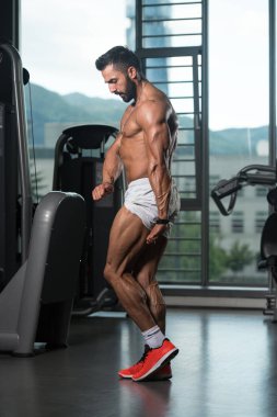 Yakışıklı adam kasların esneme