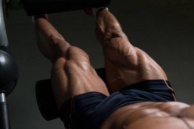 Güçlü vücut geliştirici dörtlüleri eğitiyor