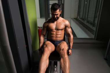 Güçlü adam bacaklar egzersiz jimnastik salonu yapmak