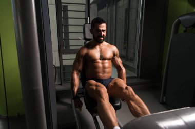 Güçlü vücut geliştirici dörtlüleri eğitiyor