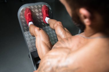 Güçlü vücut geliştirici dörtlüleri eğitiyor