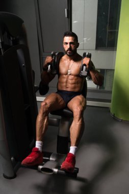 Makinede egzersiz karın