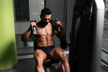 Makinede egzersiz karın