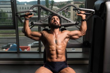 Arka içinde jimnastik salonu için egzersiz yapan atletik erkek