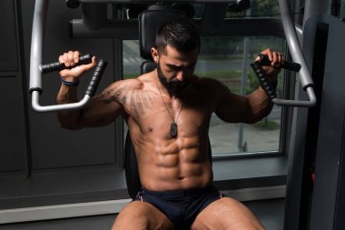 Vücut geliştirmeci egzersiz göğüste makine