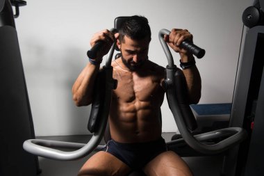 Vücut geliştirmeci egzersiz göğüste makine