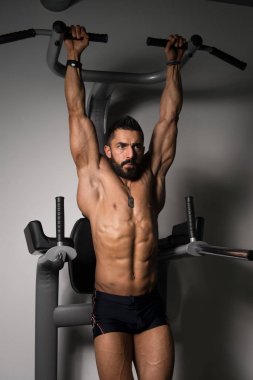 spor salonunda pull-up bar karın egzersiz yapan erkek