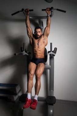 Atlet yapıyor Pull-up Bar karın egzersiz jimnastik salonu