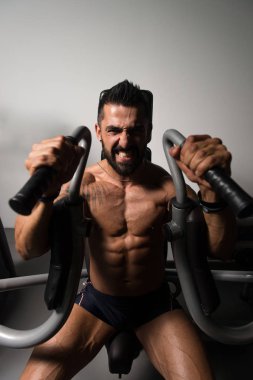 Vücut geliştirmeci egzersiz göğüste makine