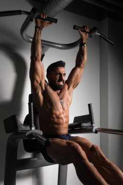 Atlet yapıyor Pull-up Bar karın egzersiz jimnastik salonu