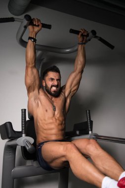 spor salonunda pull-up bar karın egzersiz yapan erkek