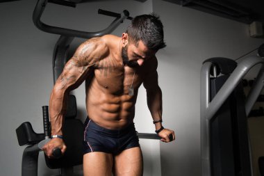 Paralel Bar antreman için Triceps ve göğüs