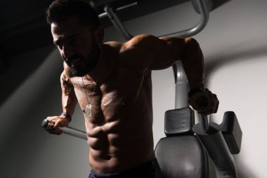 Paralel Bar antreman için Triceps ve göğüs