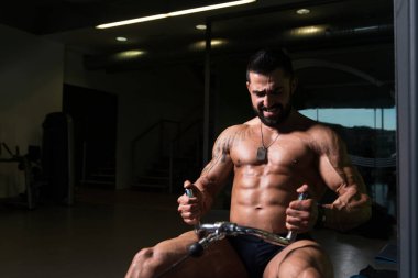 Bel için ağır egzersiz yaparak atlet