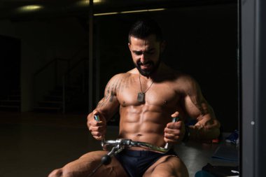 Spor salonunda egzersiz vücut geliştirmeci