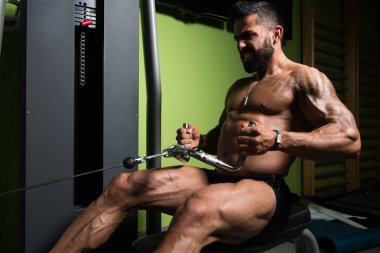 Spor salonunda egzersiz fitness adam