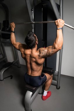 Bel için ağır egzersiz yaparak atlet