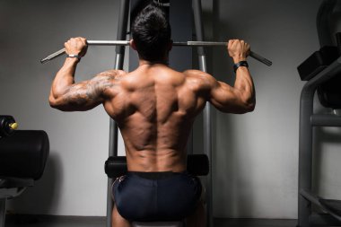 Arka içinde jimnastik salonu için egzersiz yapan atletik erkek