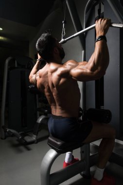 Spor salonunda egzersiz vücut geliştirmeci