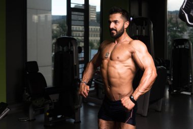 spor salonunda duran ciddi vücut geliştirmeci