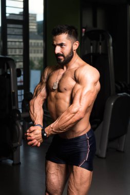 Yakışıklı adam kasların esneme