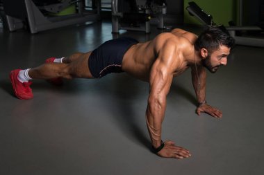 Model Ups spor salonunda basın yapmak