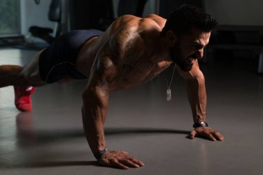 Model Ups spor salonunda basın yapmak