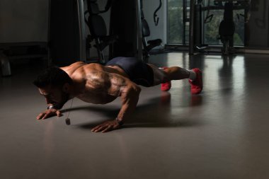 Atlet egzersiz Push Up