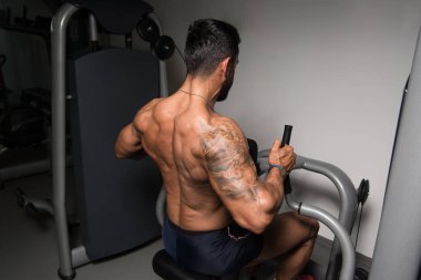 Bel için ağır egzersiz yaparak atlet