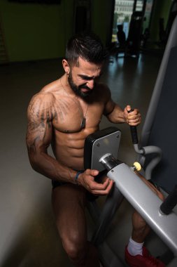 Bel için ağır egzersiz yaparak atlet