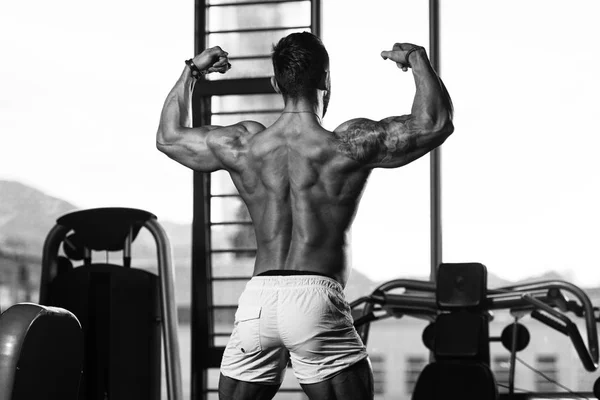 Kulturista Fitness Model představuje dvojitý Biceps po cvičení — Stock fotografie