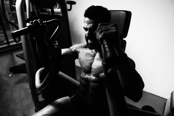Fitness-Mann trainiert Brust im Fitnessstudio — Stockfoto