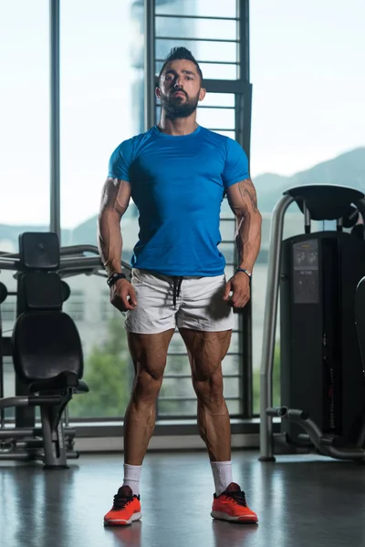 Adam iyi eğitimli cesedini gösterilen spor salonunda