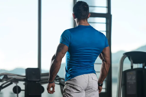 Homme musculaire après l'exercice se reposant dans la salle de gym — Photo