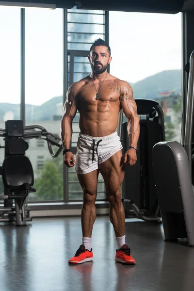 spor salonunda duran ciddi vücut geliştirmeci