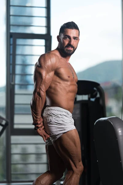 Homme dans la salle de gym montrant son corps bien formé — Photo