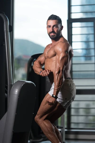 Retrato de un hombre musculoso físicamente en forma — Foto de Stock