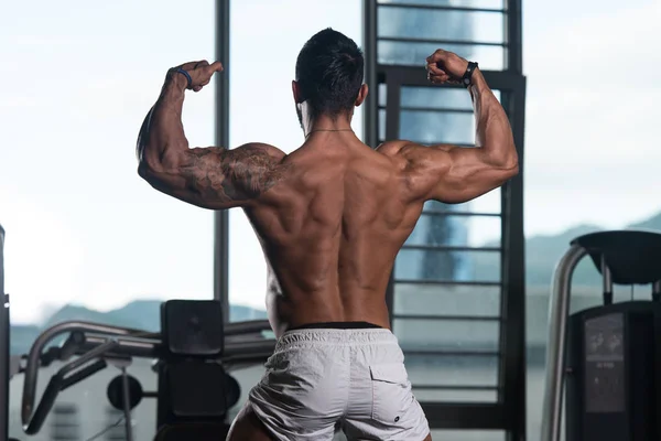 Homme musculaire flexion des muscles du dos Pose — Photo