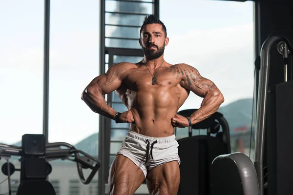 Homem bonito músculos flexores — Fotografia de Stock