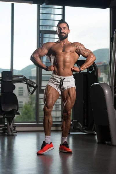 Bodybuilder flexar muskler — Stockfoto