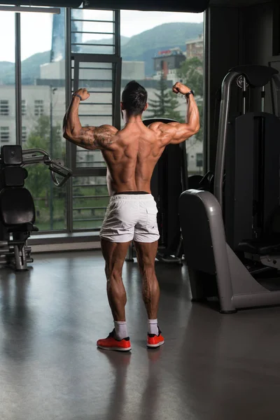 kaslı adam içinde jimnastik salonu kas esneme