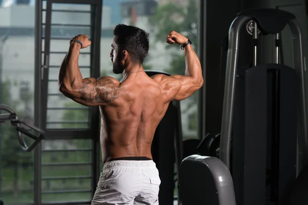 Bodybuilder lässt Muskeln spielen — Stockfoto