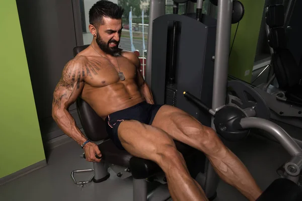 Quads fuertes del entrenamiento del culturista — Foto de Stock