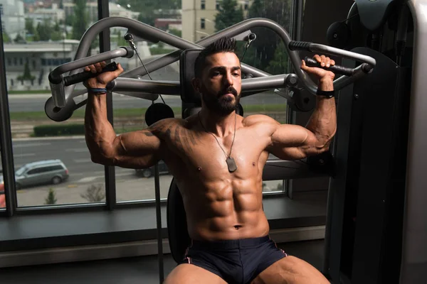 Bel için ağır egzersiz yaparak atlet