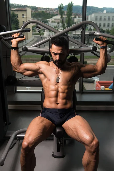 Fitness Man Exercising Back In The Gym — Stock Photo, Image