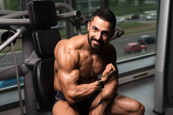 Bodybuilder posant des biceps après des exercices — Photo