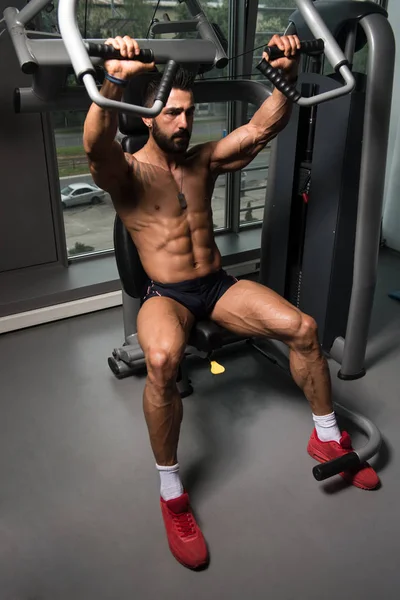 Bodybuilder exercice poitrine sur la machine — Photo