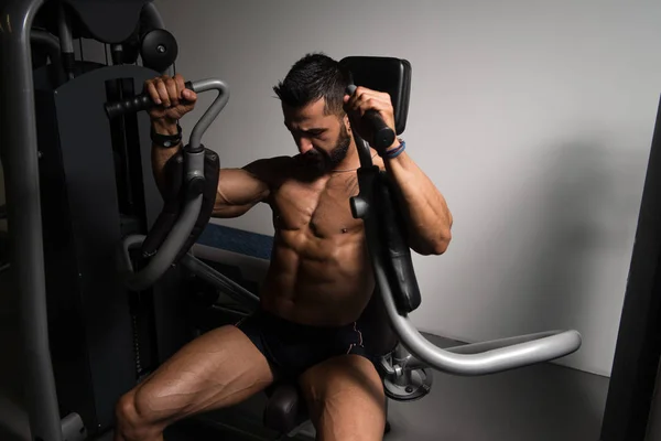 Göğüs spor salonunda egzersiz fitness adam — Stok fotoğraf
