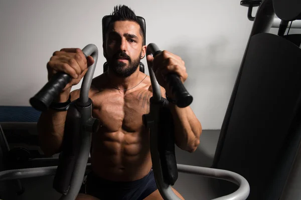 Hombre Fitness Ejercitando el Pecho en el Gimnasio —  Fotos de Stock