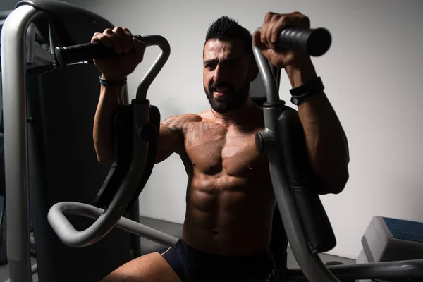 Kroppsbyggare tränar bröstet på maskin — Stockfoto